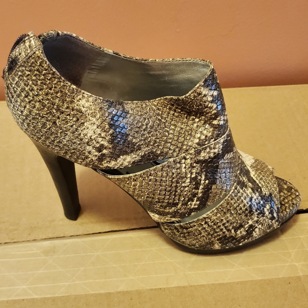 Gianni Bini Leopard print heels size 8